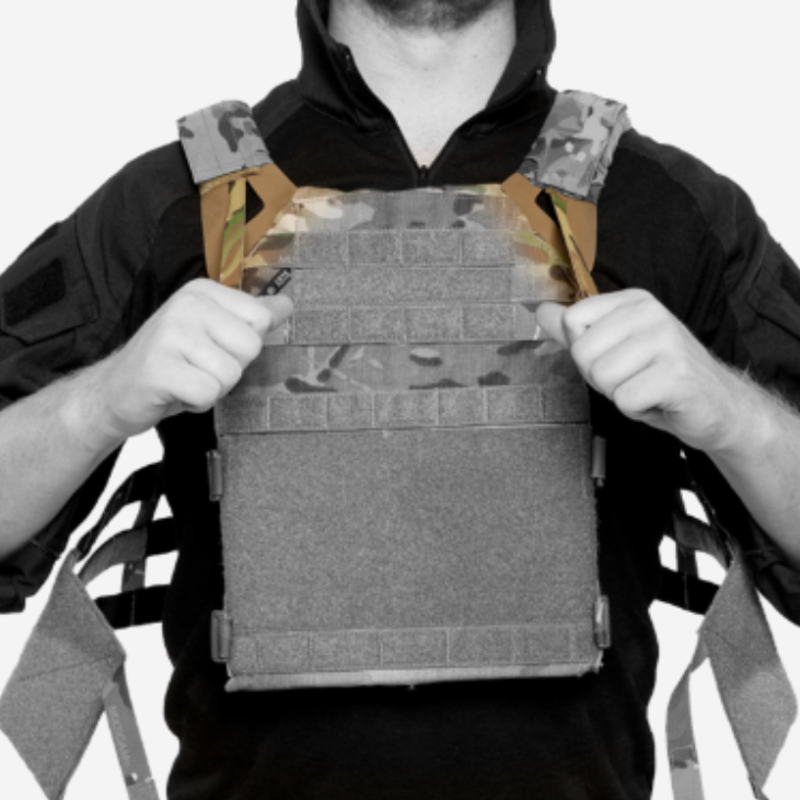 Close-up view of the emergency doffing capabilities of the Crye Precision JPC 2.0™. Designed for rapid, two-step removal, this lightweight tactical kit ensures quick access during critical moments. Perfect for operators who need fast, efficient plate carrier removal without compromising on performance or protection.