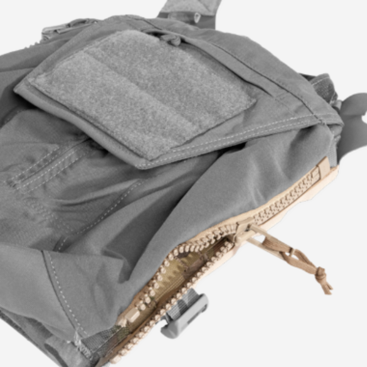 Close-up view of the zippers along the sides of the back carrier on the Crye Precision JPC 2.0™. These zippers enable easy attachment of zip-on panels, offering customizable storage and gear integration. Perfect for operators who require adaptable, modular plate carrier systems with high functionality.