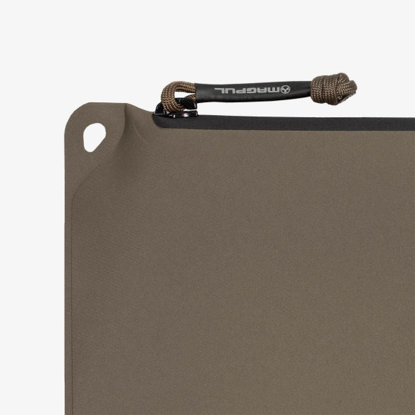 Magpul DAKA Pouch Medium Flat Dark Earth close up of YKK AquaGuard water resistant zipper and 550 paracord pull for rugged field and travel use