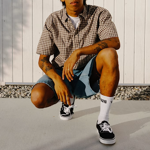 Model wearing Vans Authentic Shoes in Black and White, showcasing the versatile low-top silhouette and everyday casual style.
