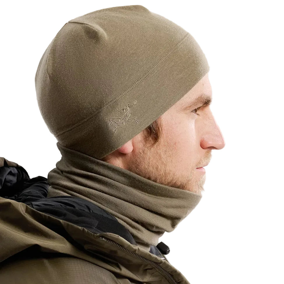 Side view of the Arc'teryx Cold WX Neck Gaiter AR Wool in Crocodile being worn, showing the contoured merino wool fit, low-profile thermal design, and seamless construction. Highlights breathable warmth, stretch mobility, and cold-weather performance ideal for tactical layering, winter operations, and outdoor field use.