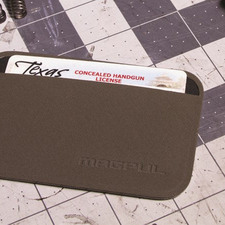 Magpul DAKA Essential Wallet rounded corner detail designed for smooth pocket entry and snag free carry