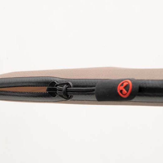 Magpul DAKA Lite Pouch Large Flat Dark Earth close up of water resistant YKK zipper and molded pull